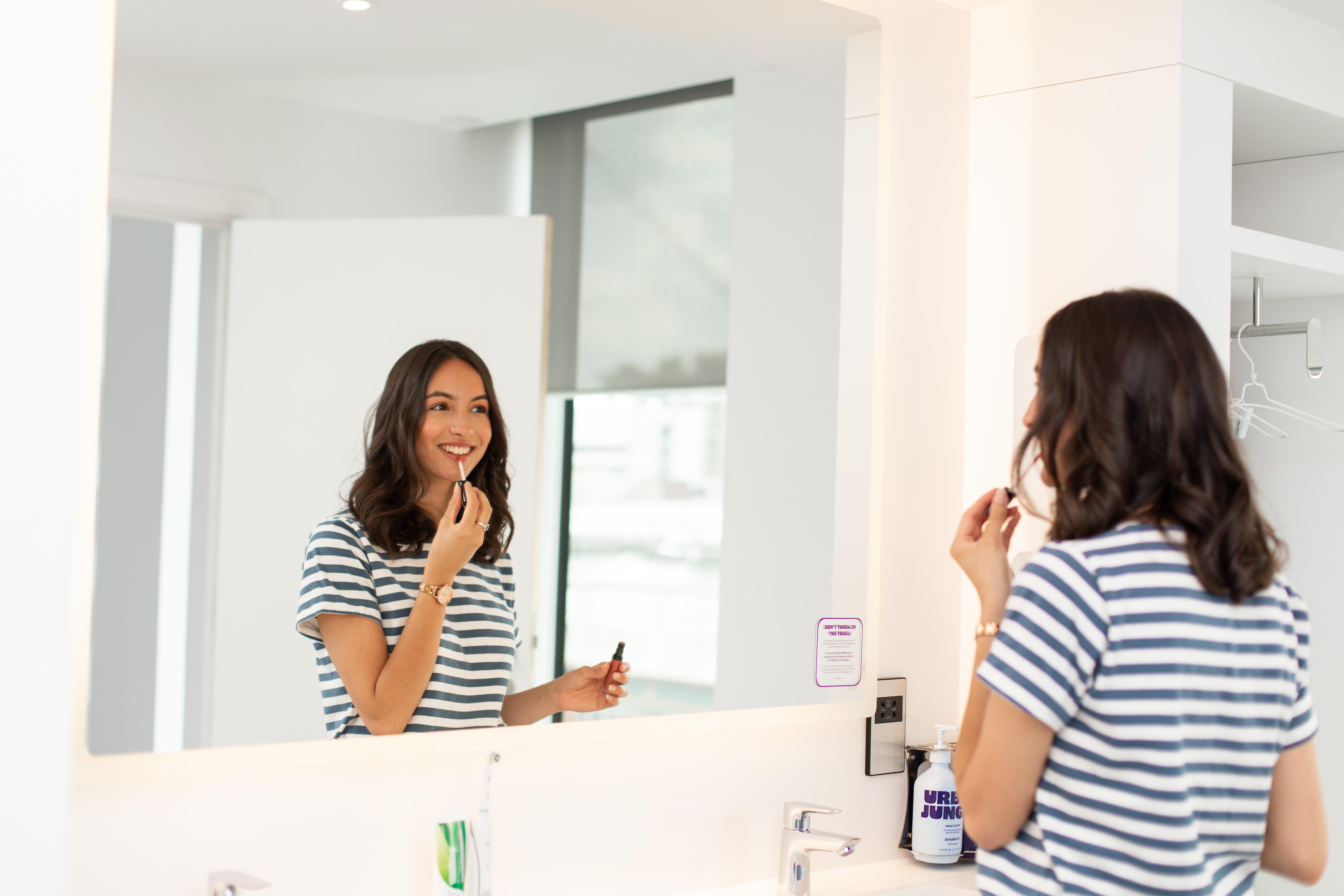 Yotel Глазгоу Екстериор снимка A woman applying lip liner.