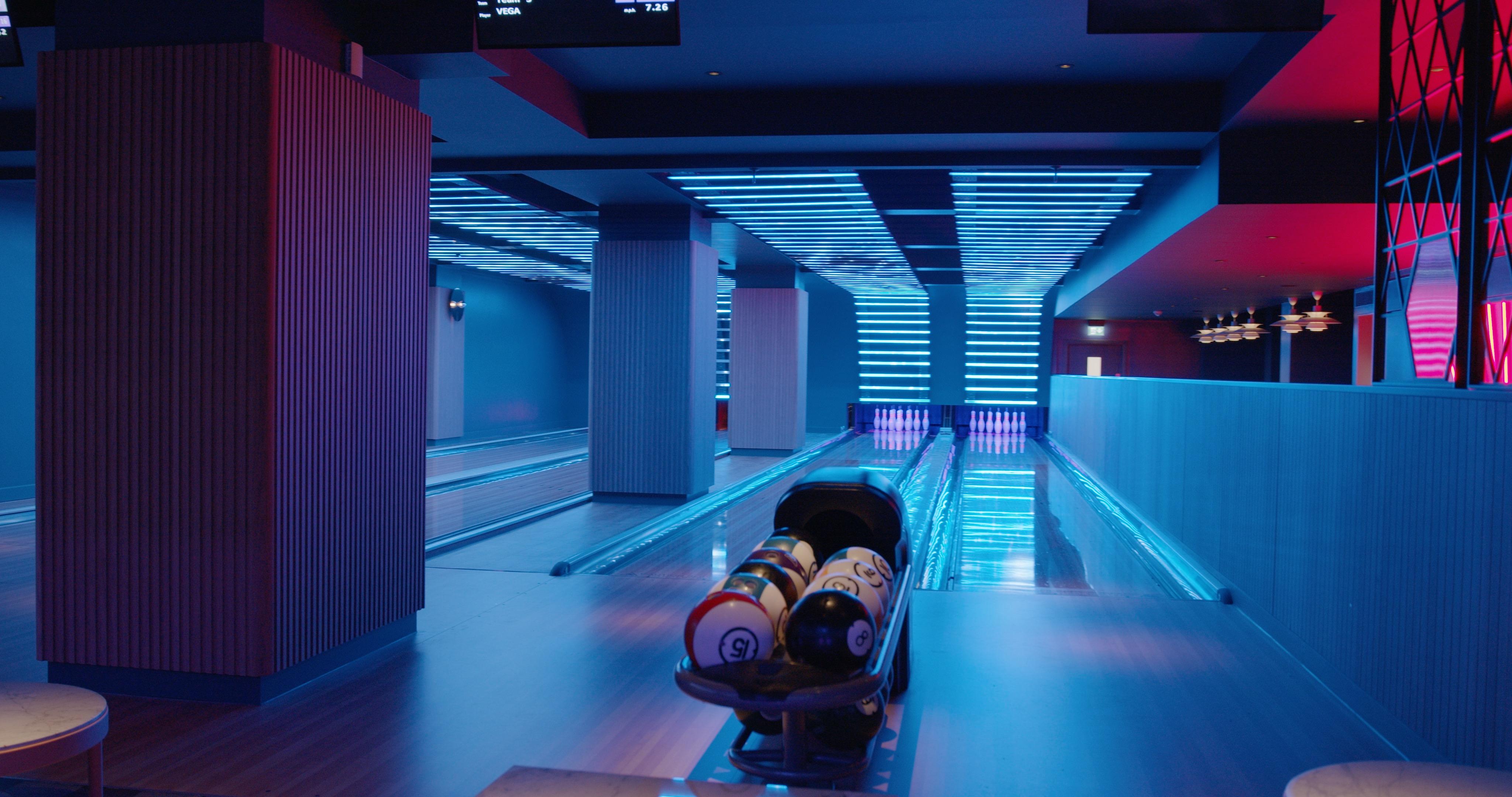 Yotel Глазгоу Екстериор снимка The interior of the bowling alley at the hotel
