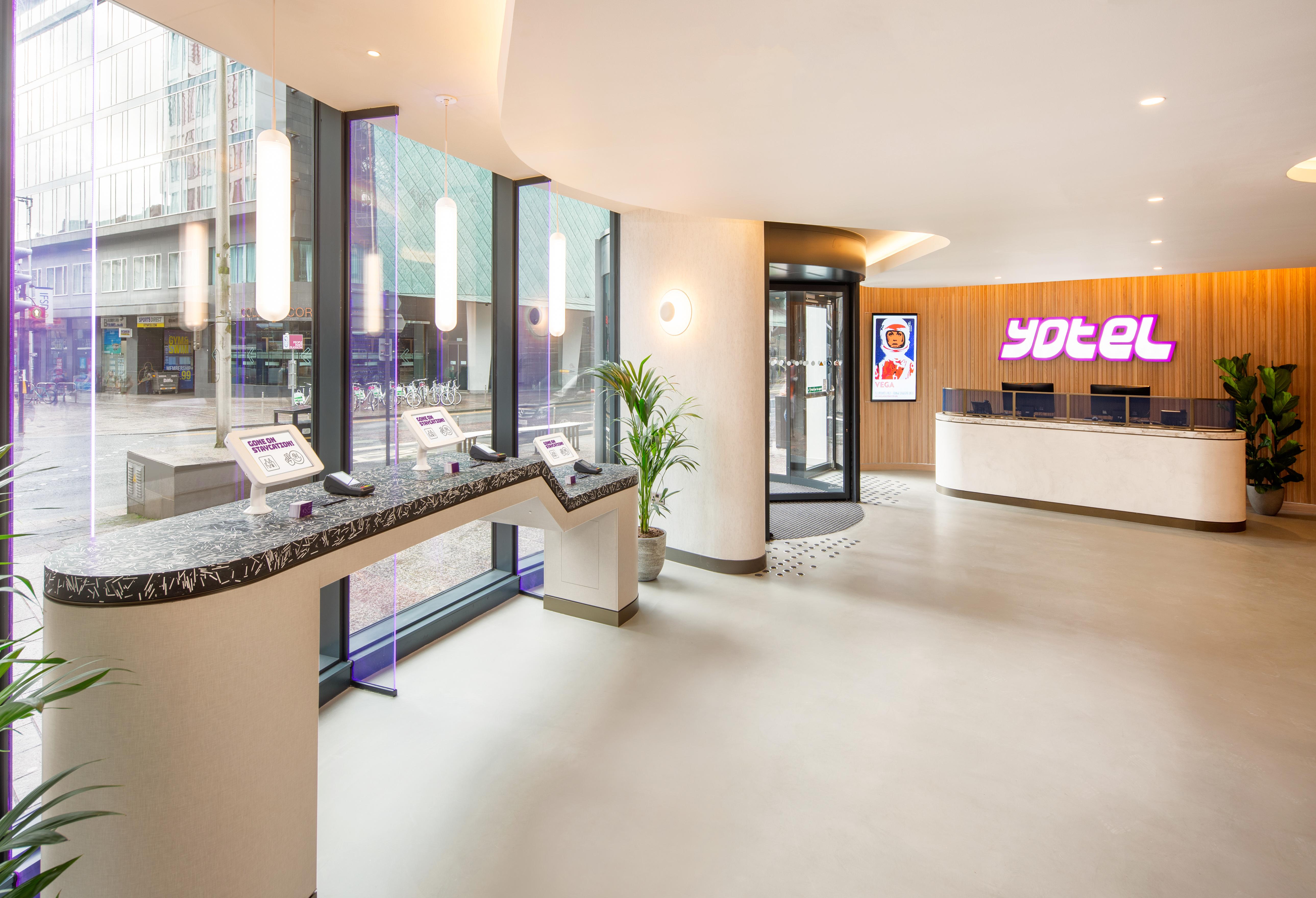 Yotel Глазгоу Екстериор снимка Reception desk of a Yotel in London