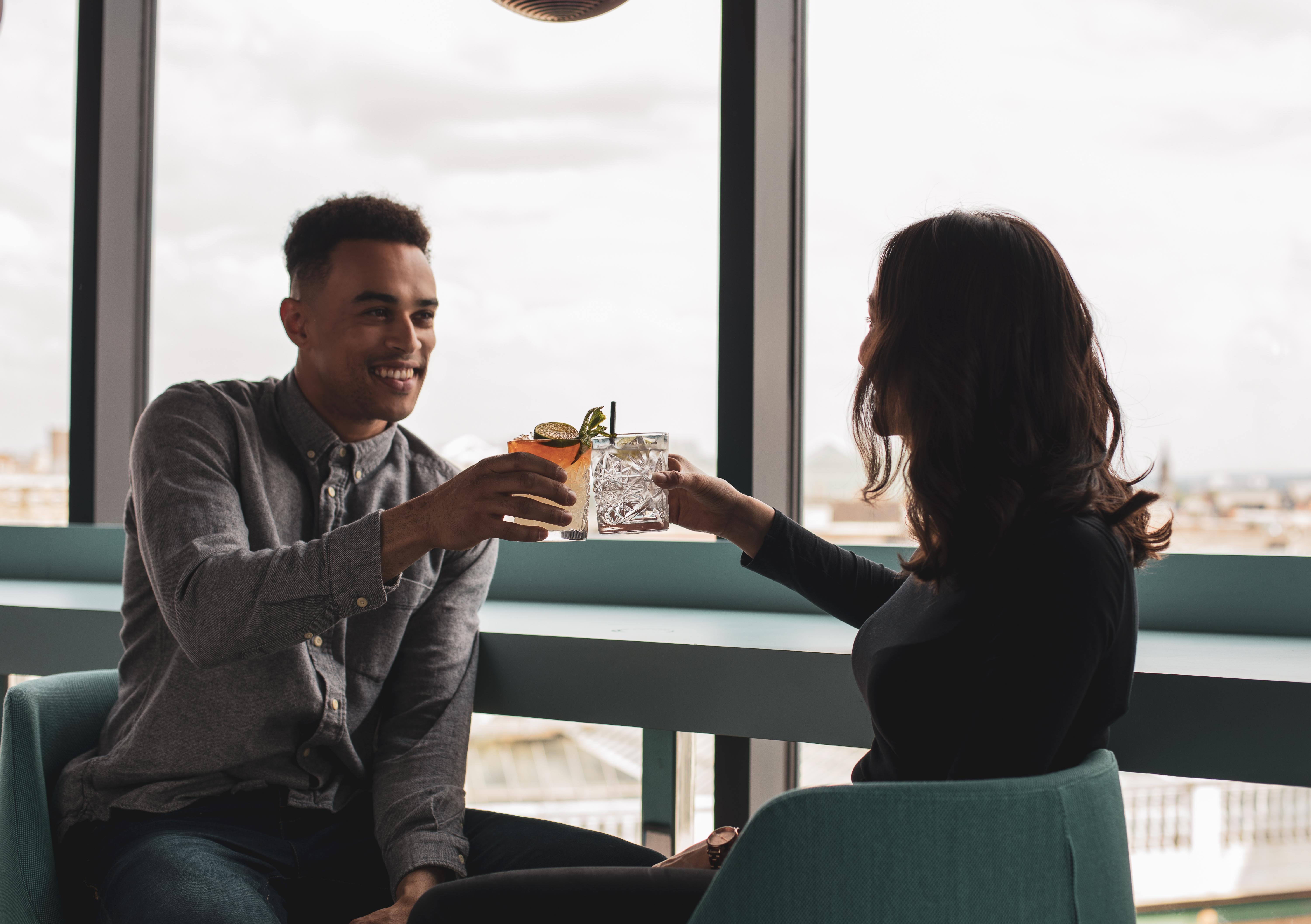 Yotel Глазгоу Екстериор снимка A couple having drinks together.