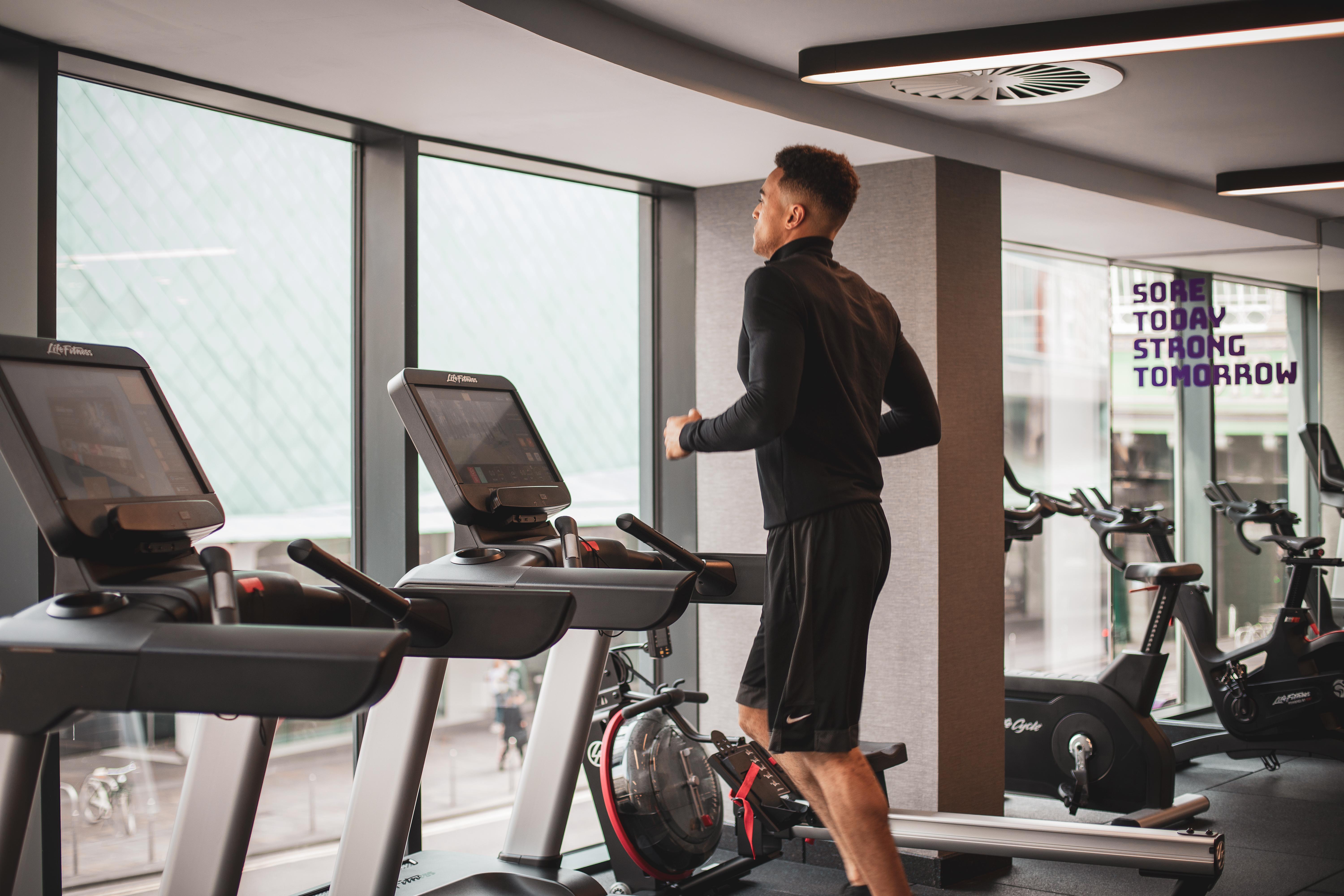 Yotel Глазгоу Екстериор снимка A man running on a treadmill