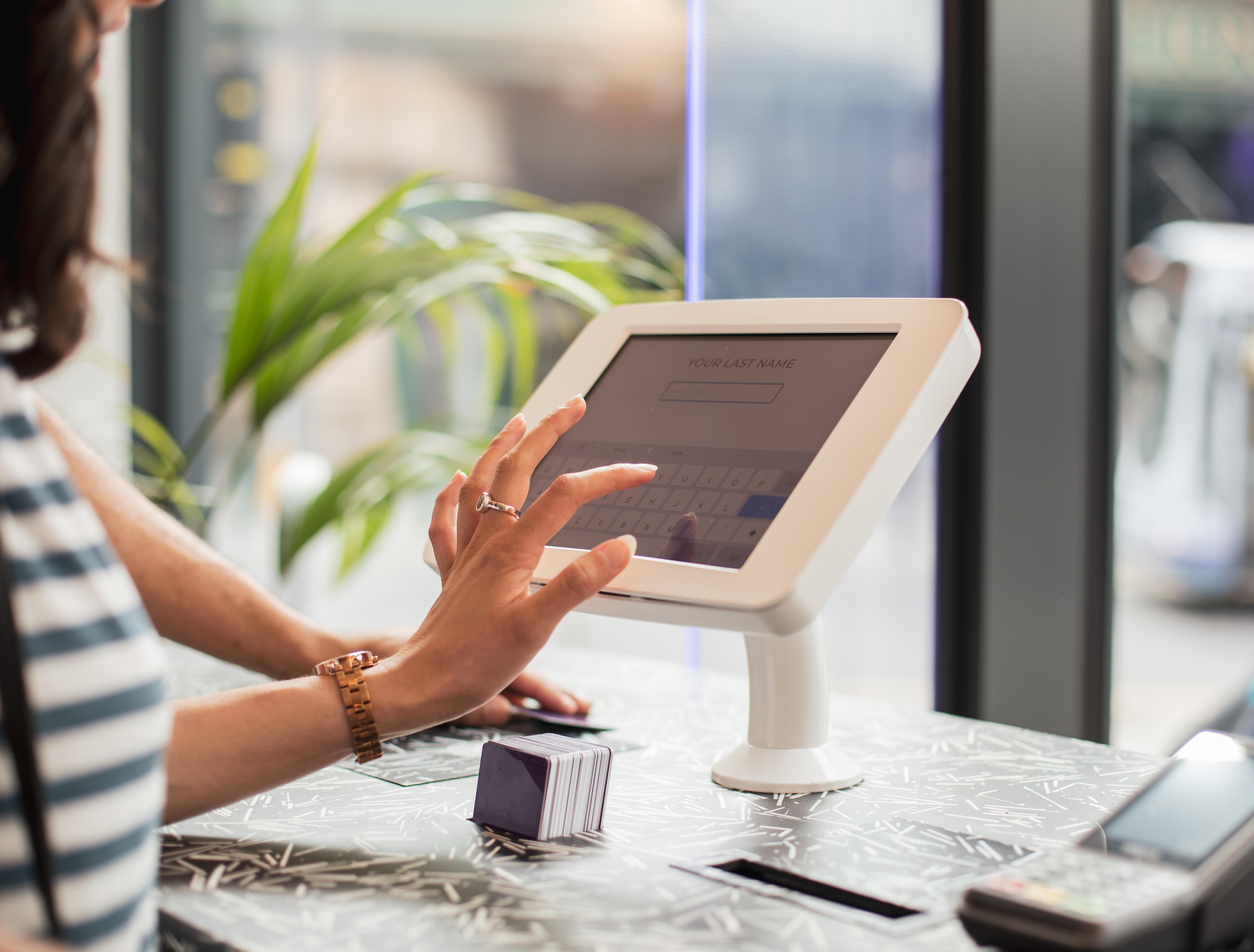 Yotel Глазгоу Екстериор снимка A woman using a tablet to enter her name at a check-in desk