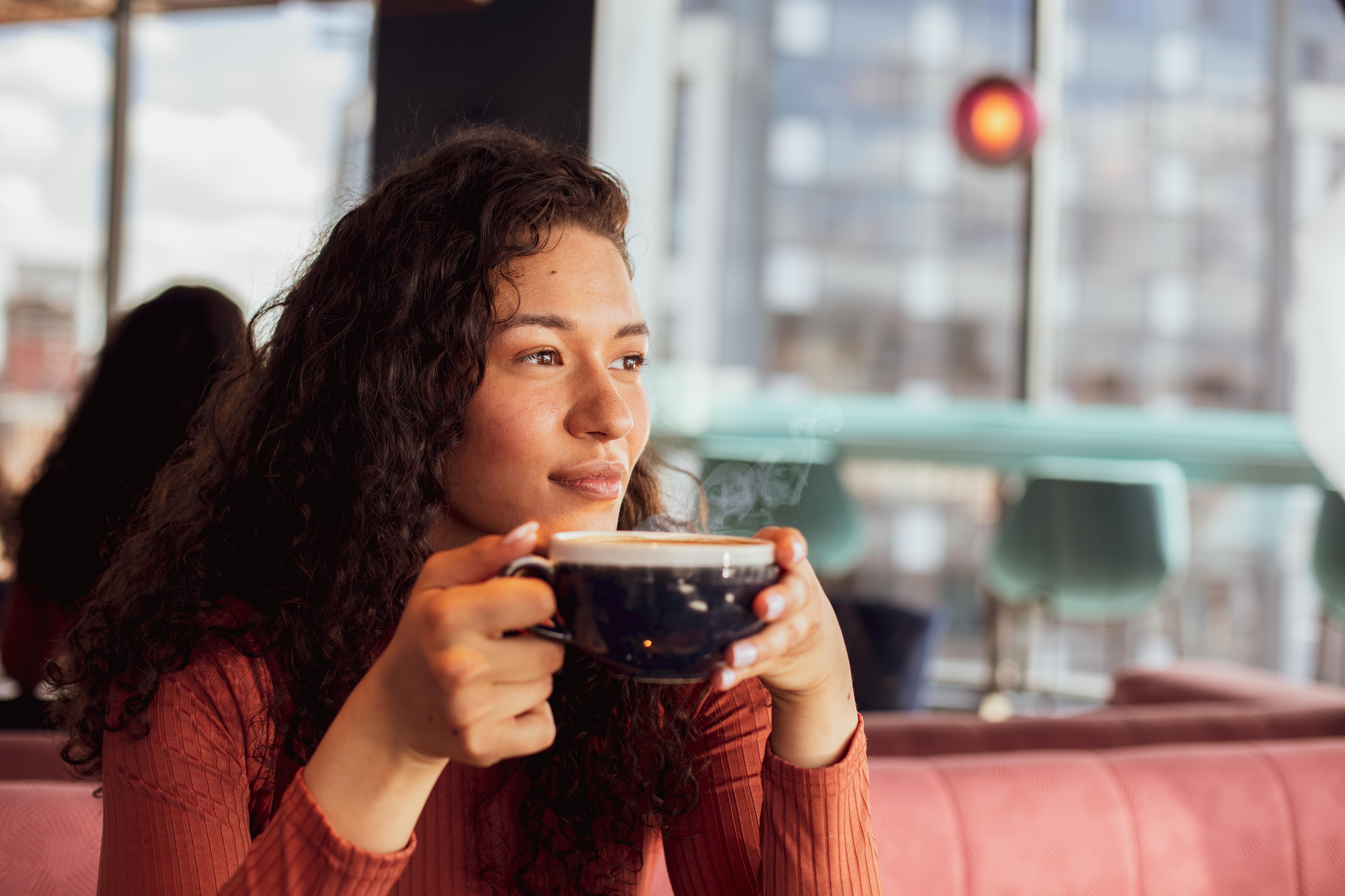 Yotel Глазгоу Екстериор снимка A woman drinking coffee.