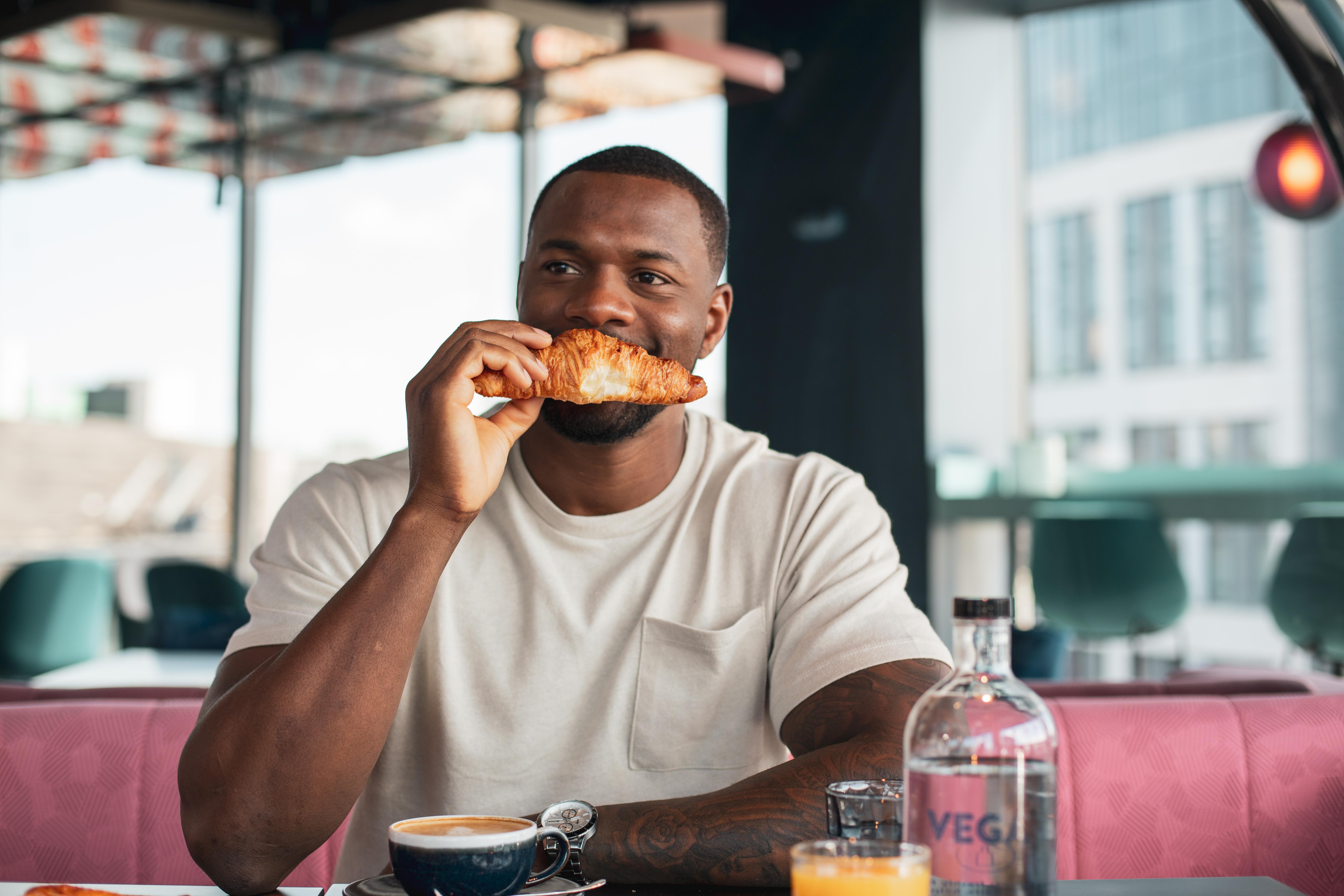 Yotel Глазгоу Екстериор снимка Photo of a man eating a croissant