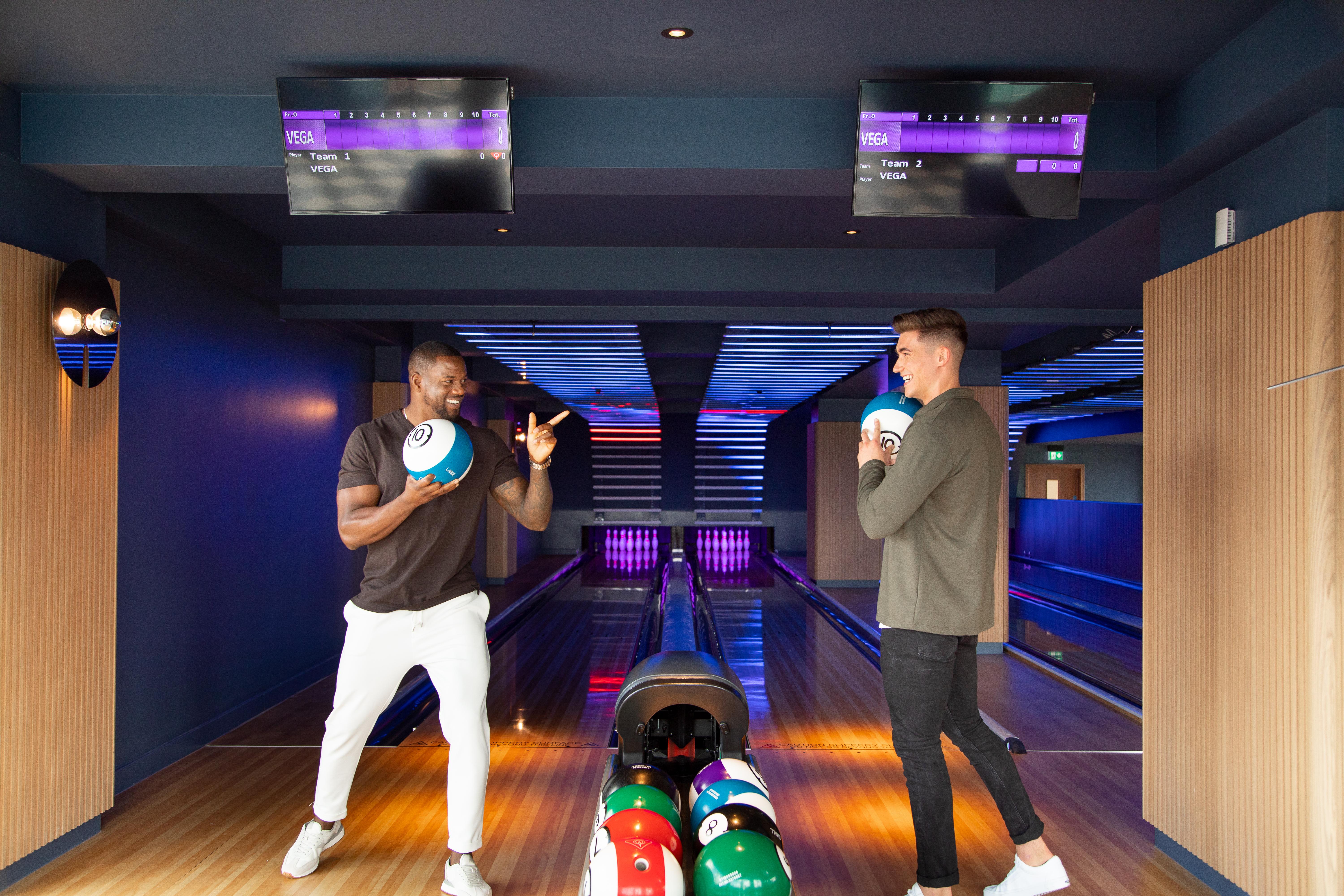 Yotel Глазгоу Екстериор снимка Photo of two men playing bowling