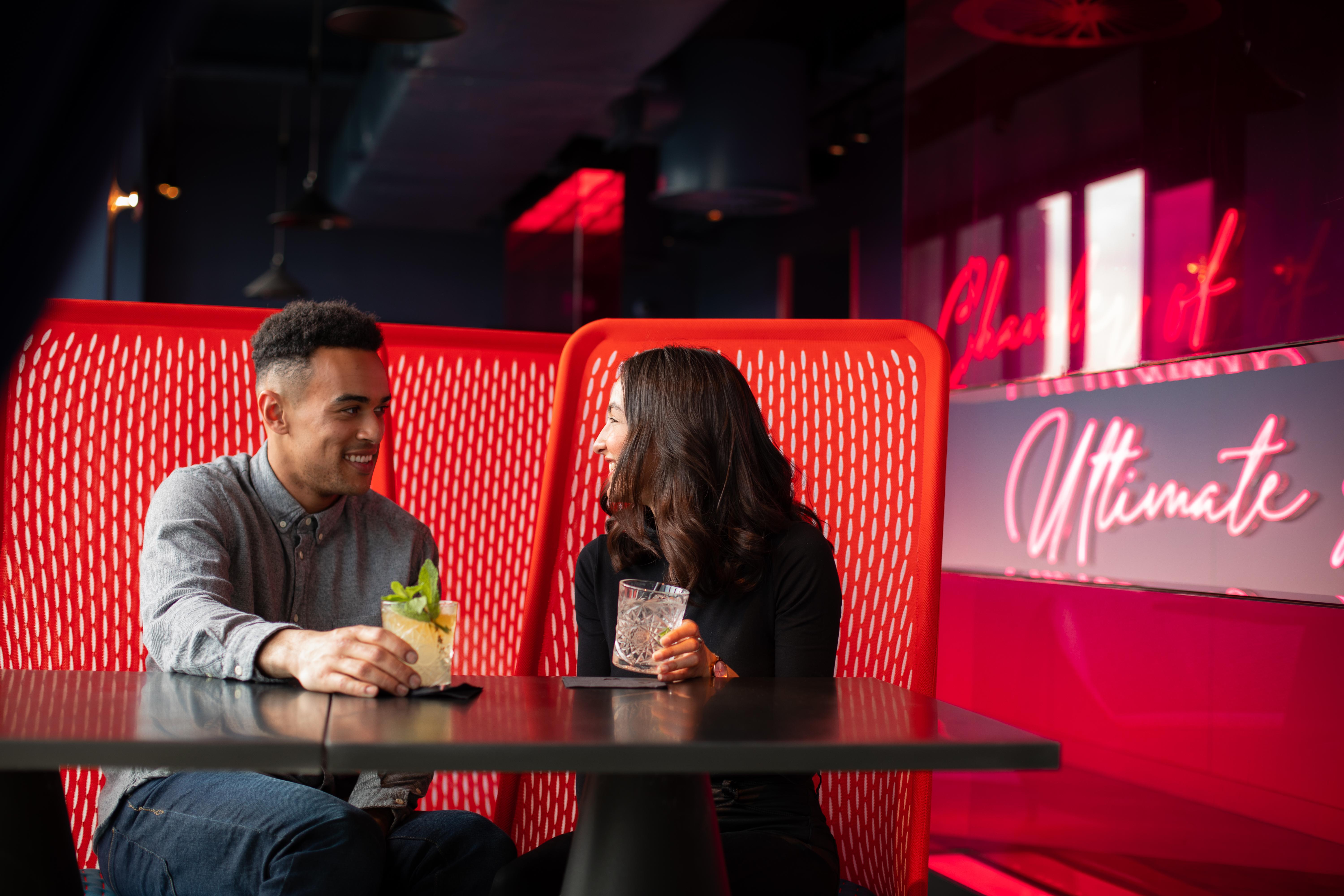 Yotel Глазгоу Екстериор снимка Photo of couple sitting in booth with drinks