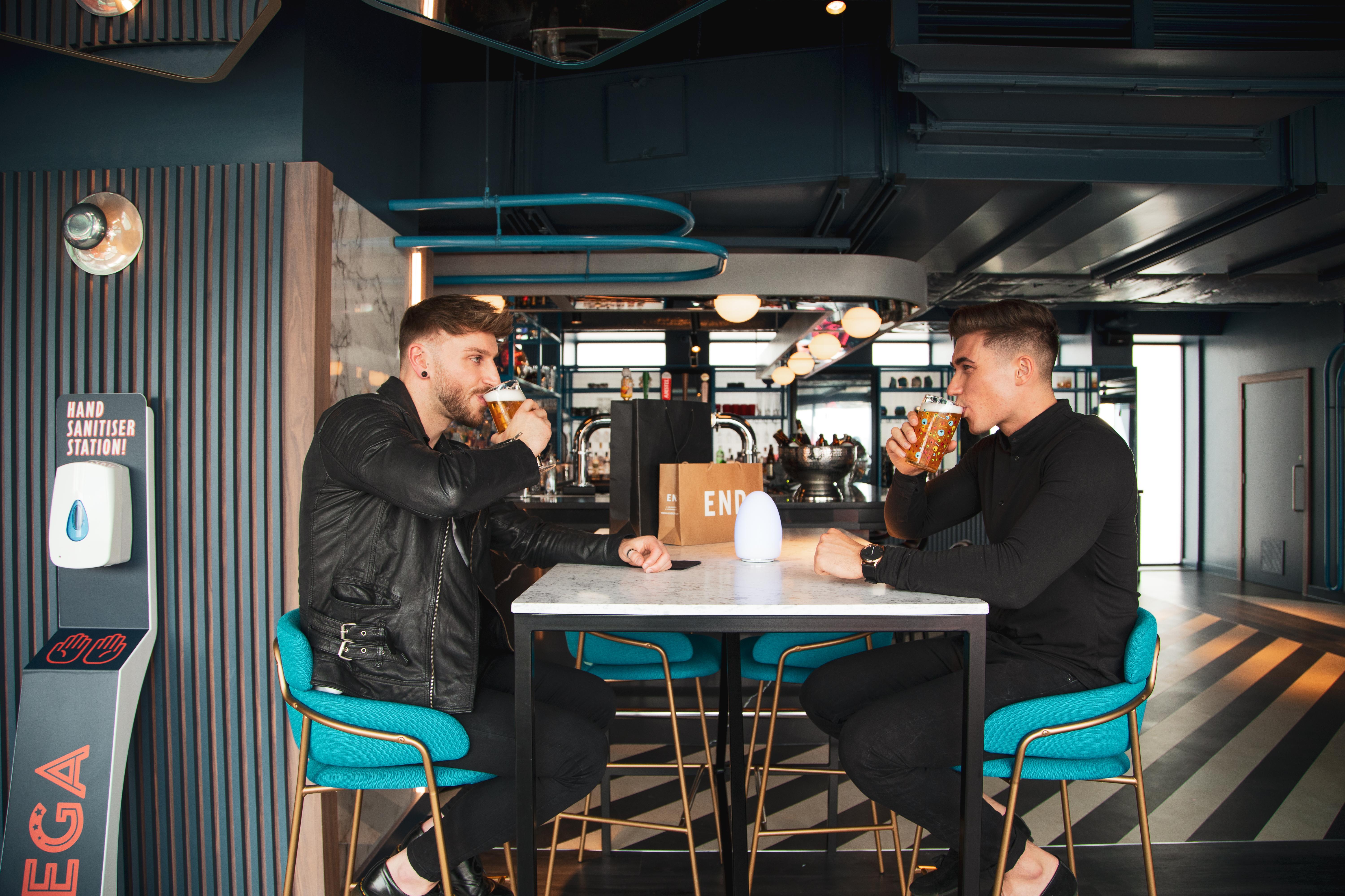 Yotel Глазгоу Екстериор снимка Two men drinking at a bar